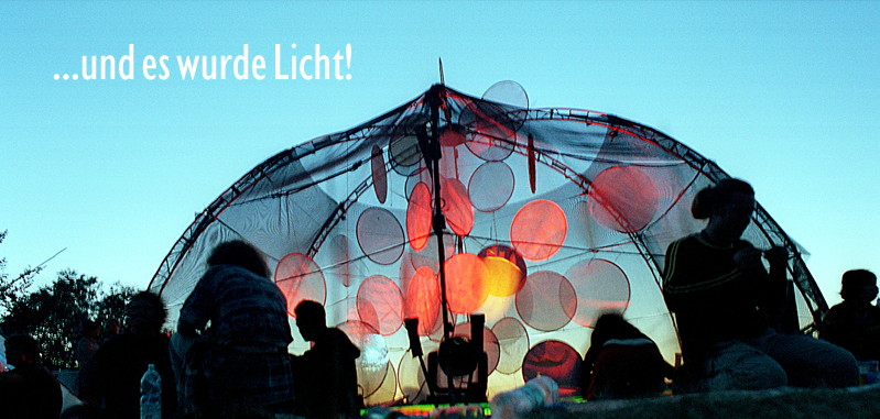 ...Eine Kuppel aus Licht in der "blauen Stunde" KuppelAtBlueHour.jpg, 113kB